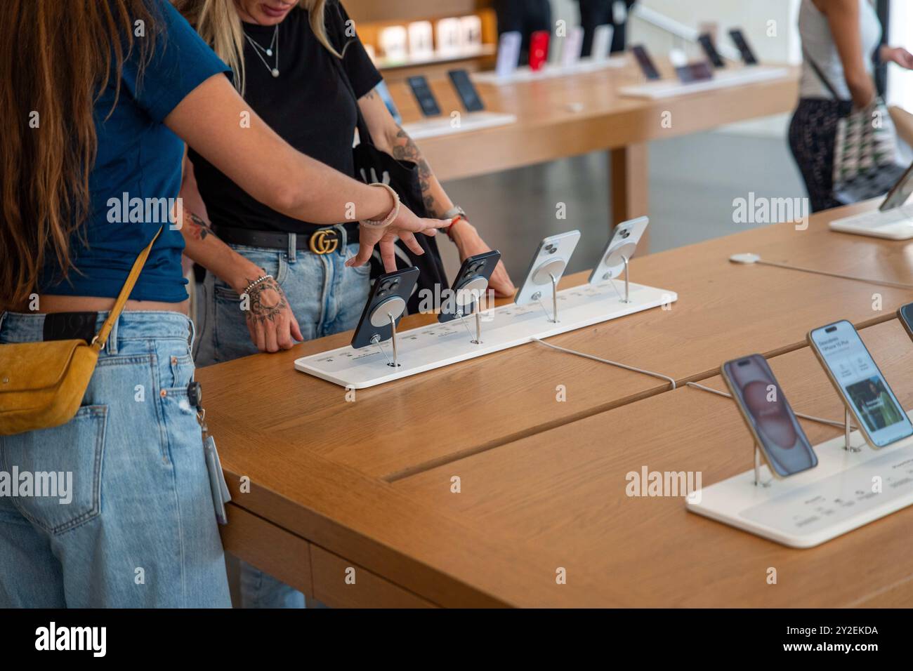 Barcelona, Spanien. September 2024. Apple wird gezwungen sein, 14 Milliarden Euro an Steuern an Irland zu zahlen, nachdem ein europäisches Gerichtsurteil ans Licht kam, am selben Tag, an dem das amerikanische Unternehmen das iPhone 16 vorstellte. Apple se verá obligada a pagar los 14,000 millones de Euros en impuestos a Irlanda tras salir a la luz una sentencia del tribunal europeo, el mismo d&#xed;a que la empresa estadounidense presentó el iPhone 16. News Cronaca -Barcelona, Spanien Dienstag, 10. September 2024 (Foto: Eric Renom/LaPresse) Credit: LaPresse/Alamy Live News Stockfoto