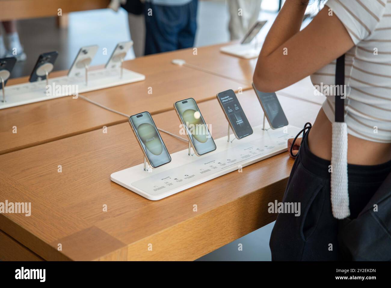 Barcelona, Spanien. September 2024. Apple wird gezwungen sein, 14 Milliarden Euro an Steuern an Irland zu zahlen, nachdem ein europäisches Gerichtsurteil ans Licht kam, am selben Tag, an dem das amerikanische Unternehmen das iPhone 16 vorstellte. Apple se verá obligada a pagar los 14,000 millones de Euros en impuestos a Irlanda tras salir a la luz una sentencia del tribunal europeo, el mismo d&#xed;a que la empresa estadounidense presentó el iPhone 16. News Cronaca -Barcelona, Spanien Dienstag, 10. September 2024 (Foto: Eric Renom/LaPresse) Credit: LaPresse/Alamy Live News Stockfoto