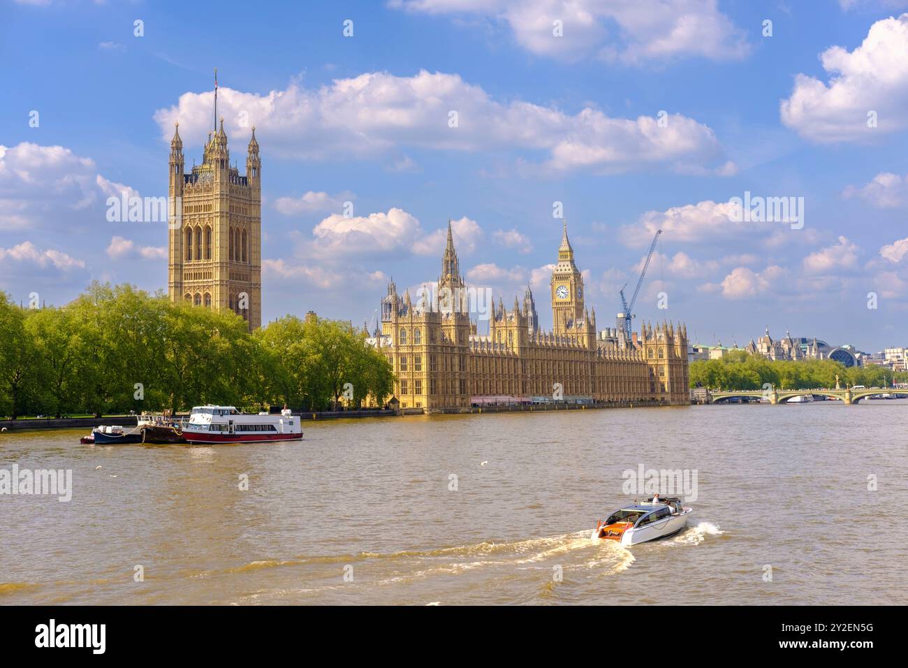 Houses of parliament von der themse aus gesehen Stockfoto