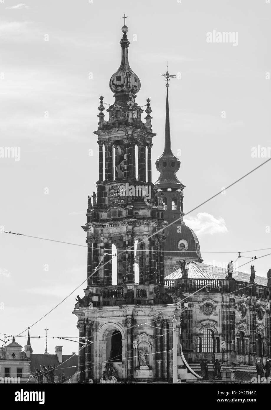 Dresdner Dom der Heiligen Dreifaltigkeit (katholische Hofkirche) am Theaterplatz in Dresden, Sachsen, Deutschland Stockfoto