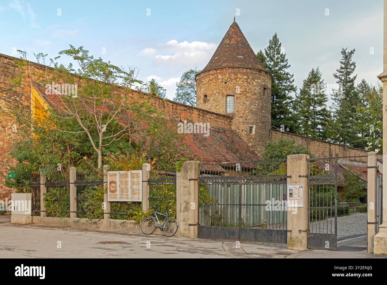 Zagreb, Kroatien - 3. November 2019: Eingangstor zur mittelalterlichen Festung im Kapitol hinter der Kathedrale Oberstadt historisches Wahrzeichen. Stockfoto