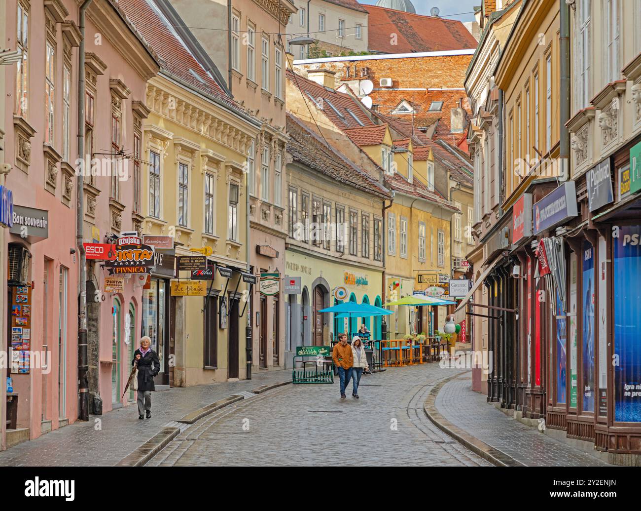 Zagreb, Kroatien - 4. November 2019: Kleine Bars, Pubs und Souvenirläden in der Pavla Radica Straße im Zentrum der Hauptstadt bei regnerischem Autumn Day Travel. Stockfoto