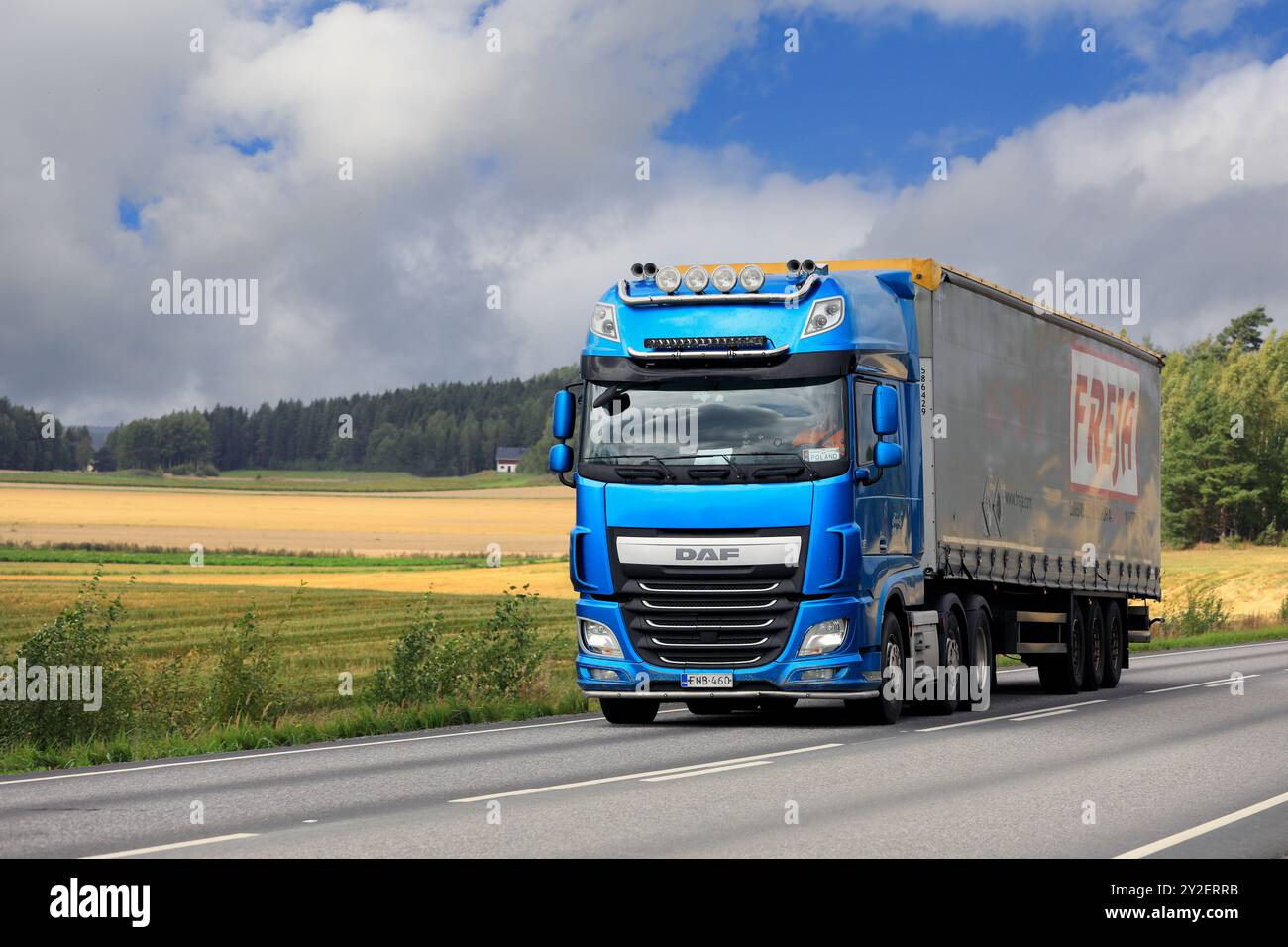 Der schöne blaue DAF XF Lkw-Auflieger transportiert an einem Spätsommer Güter auf der Landstraße. Kopierbereich. Salo, Finnland. August 2024. Stockfoto