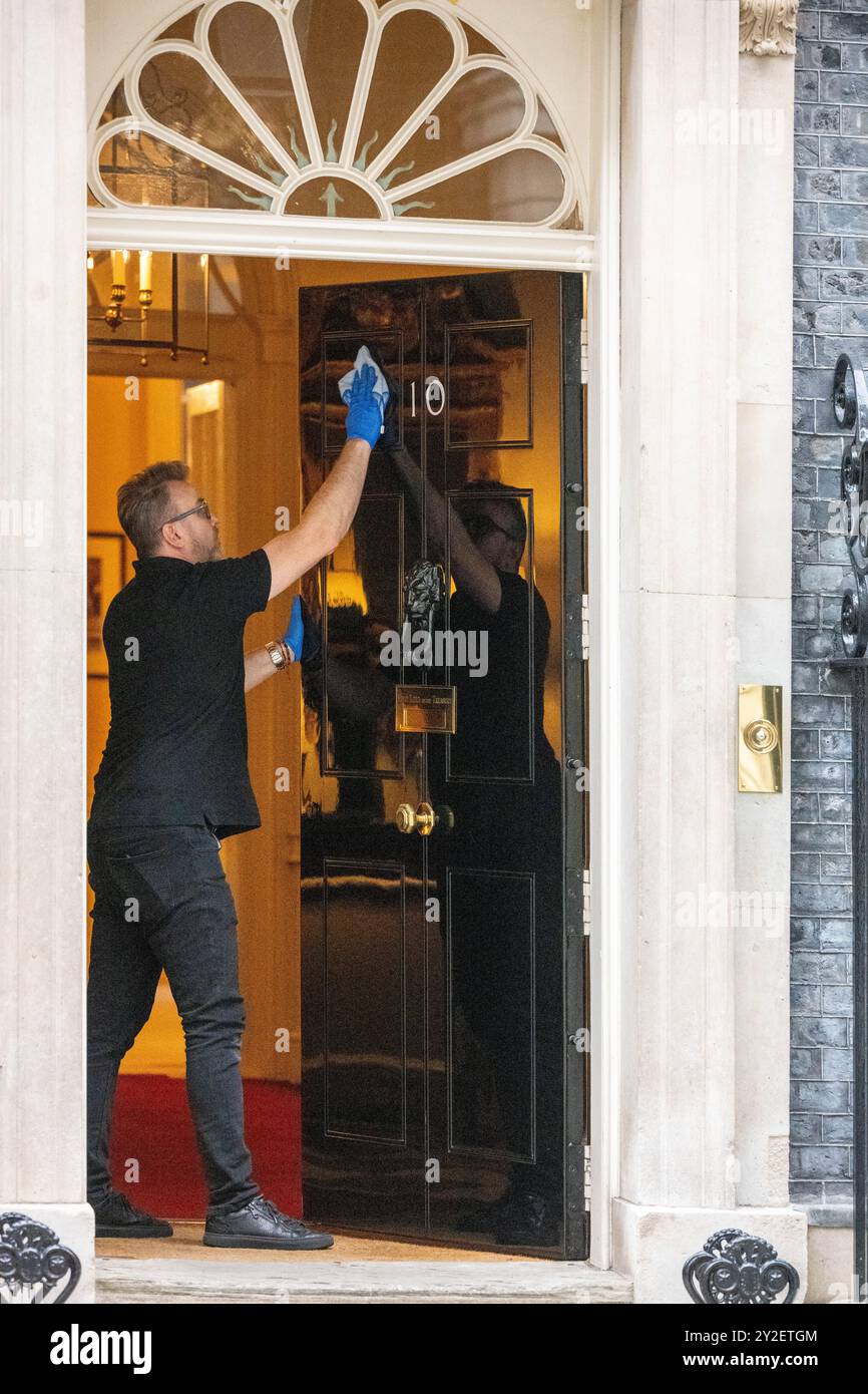 London, Großbritannien. September 2024. Die Eingangstür der Downing Street 10 ist sauber, London UK Credit: Ian Davidson/Alamy Live News Stockfoto