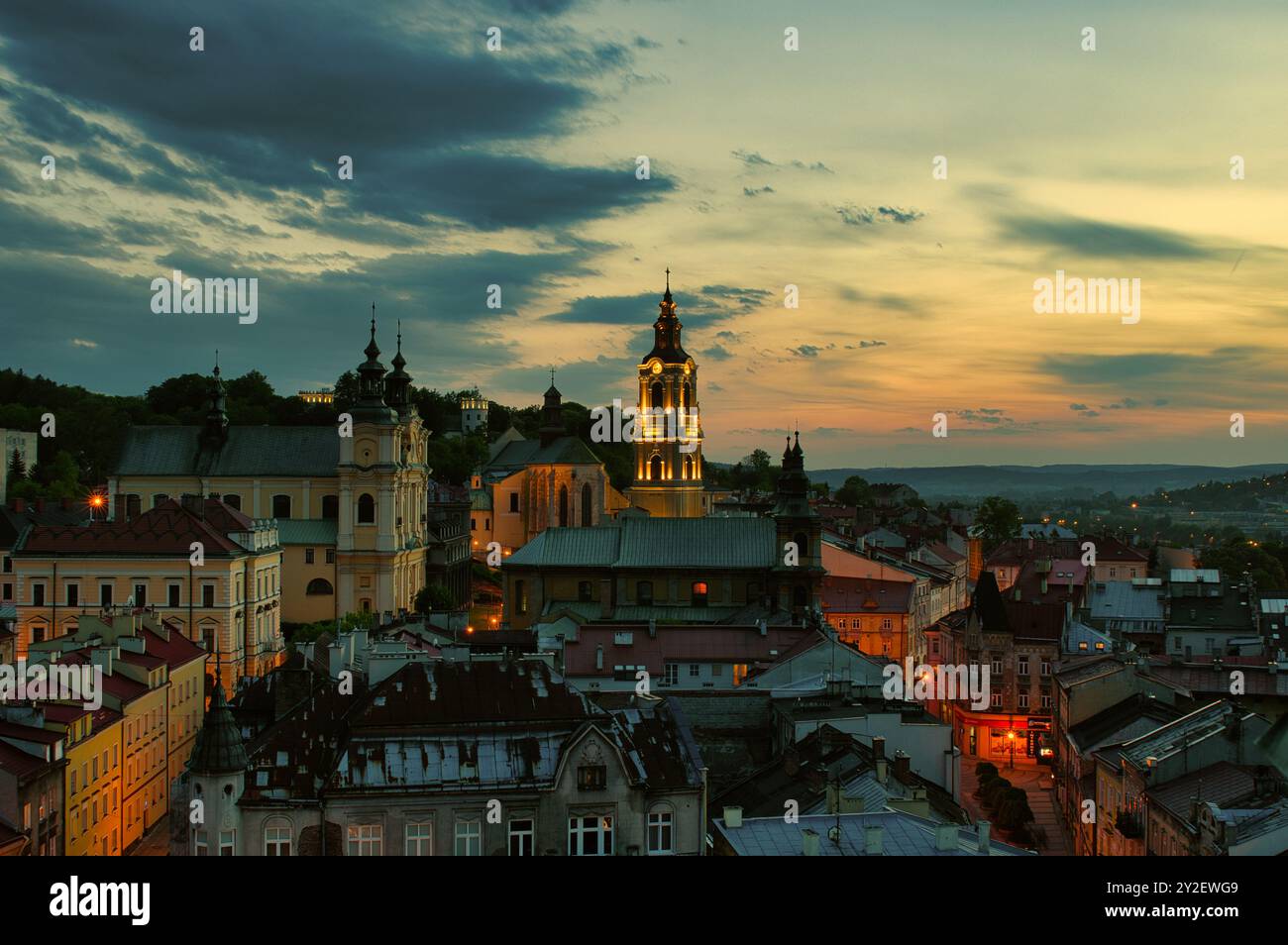 Abendliches Panorama der Stadt Przemysl mit der römisch-katholischen Kathedrale und Straßen in der Straßenbeleuchtung in Polen. Stockfoto