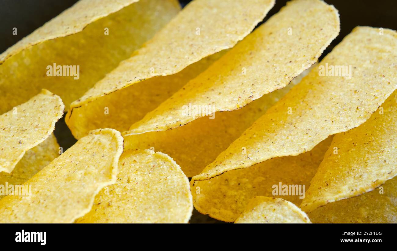 Nahaufnahme einer Gruppe leerer Taco-Muscheln auf schwarzem Hintergrund. Stockfoto