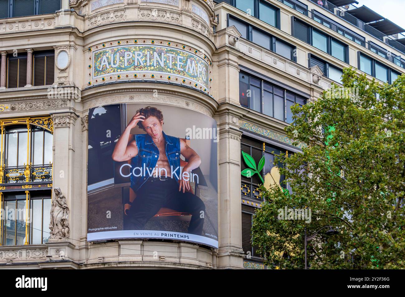 Werbetafel für Calvin Klein mit dem Schauspieler Jeremy Allen White an der Fassade des französischen Kaufhauses Printemps in Paris Stockfoto