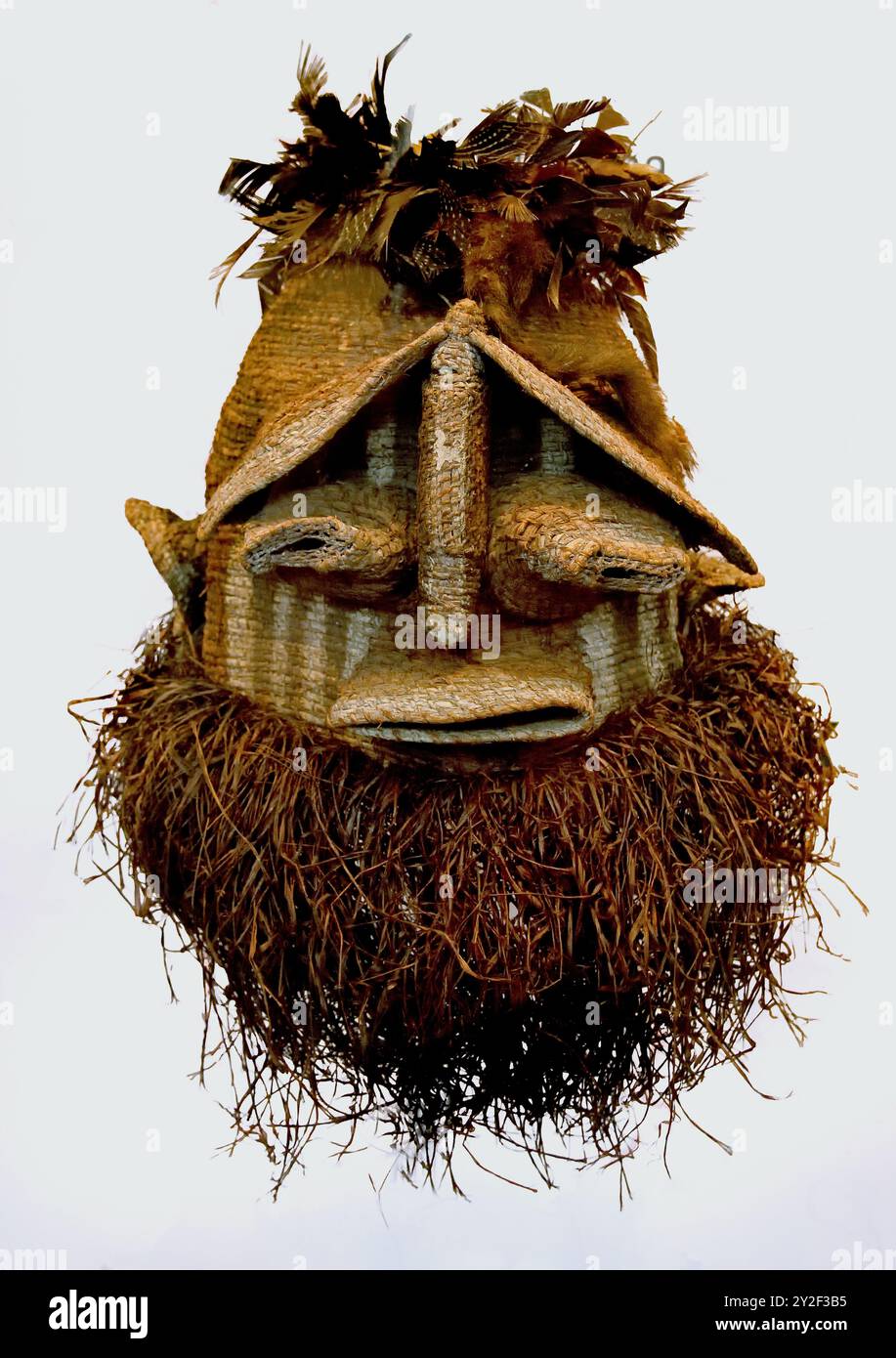 Fasermaske Anfang des 20. Jahrhunderts, Fasermaske Kasai Central RD Kongo, Afrika Museum, Brüssel, Belgien, Holz.( diese Fasermaske wurde auch von Binji-Jungs getragen, die an der Mukanda-Initiation teilnahmen, nur der Initiationsmeister trug eine Holzmaske). Stockfoto