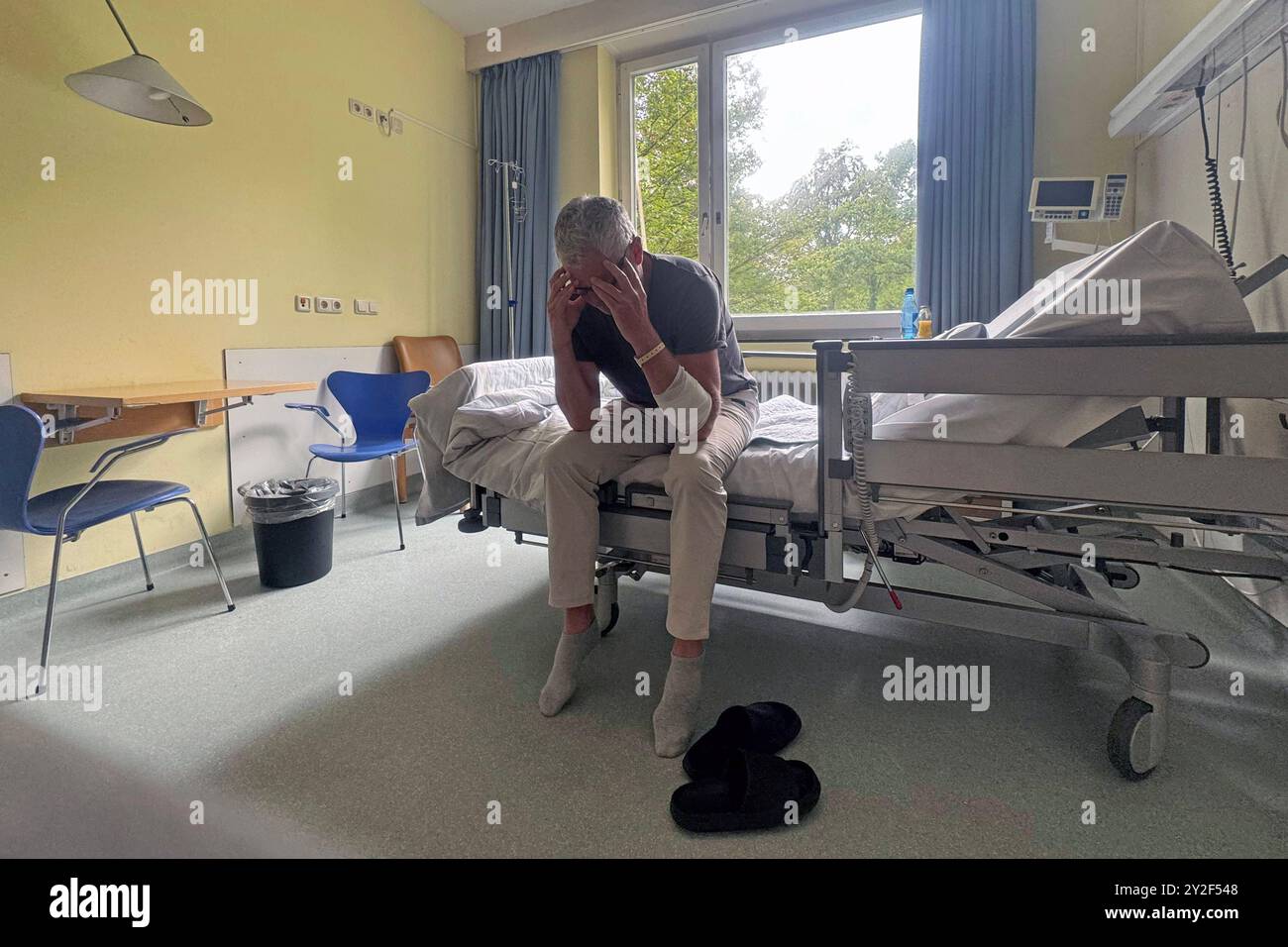 Depressiver Patient im Krankenhaus,Einzelzimmer, Einbettzimmer,Langeweile,Krankheit, Krankenhausaufenthalt. *** Depressiver Patient im Krankenhaus, Einzelzimmer, Einzelzimmer, Langeweile, Krankheit, Krankenhausaufenthalt Stockfoto