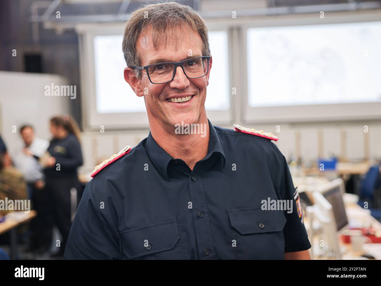 Kiel, Deutschland. September 2024. Dirk Hundertmark, Leiter Krisenmanagement im Innenministerium, lächelt im Operationssaal bei einer Presseveranstaltung während der Planungstätigkeit für das Krisenteam zum Szenario „Sturmflut in der Ostsee“. Katastrophenhelfer bereiten sich auf den Einsatz im Falle einer schweren Sturmflut in der Ostsee vor, wie im Oktober mit einer Planübung in Kiel bis Donnerstag. Quelle: Christian Charisius/dpa/Alamy Live News Stockfoto