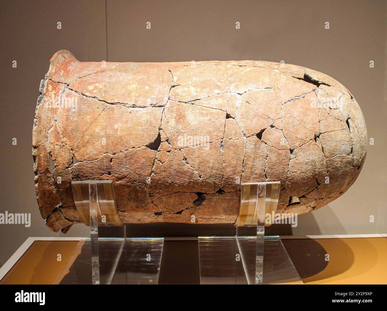 Bangkok, Thailand, Südostasien, Asien. Bangkok National Museum. Kapselförmige Grabgläser (Kapsel aus zwei Gläsern), vor 1800 – 2000 Jahren. Fo Stockfoto