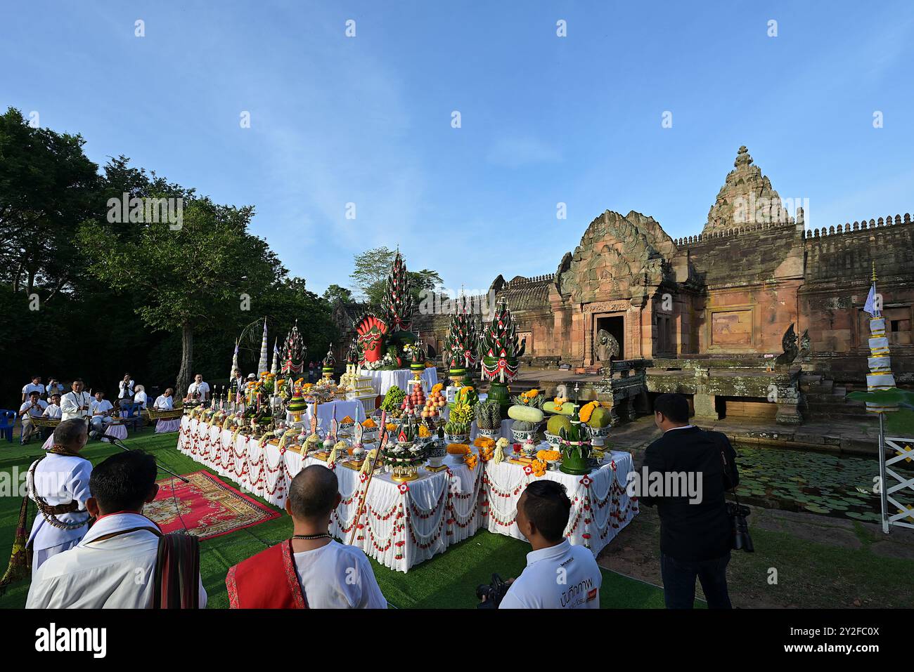 Gebetsopfer und zeremonieller Altar für das Ganesh Chaturthi Festival vor dem Osttor der Prasat Phanom Sprosse, die Lord Ganeshas Rückkehr feiert Stockfoto