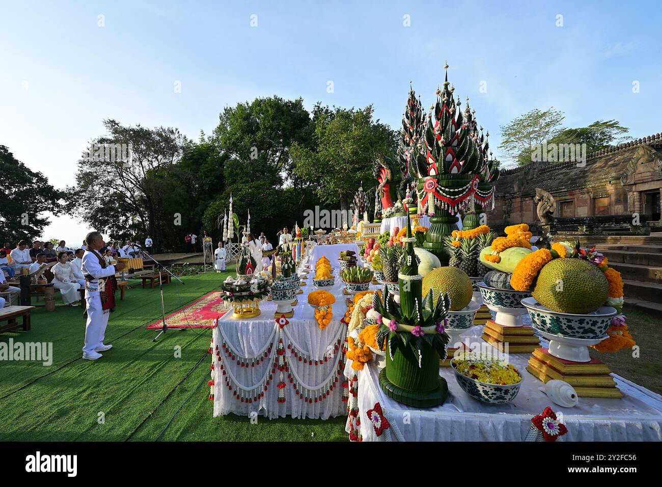 Kunstvolle Zeremonie zum Beginn des Ganesh Chaturthi Festivals vor dem Osttor der Prasat Phanom Sprosse, die die Rückkehr Ganeshas feiert Stockfoto