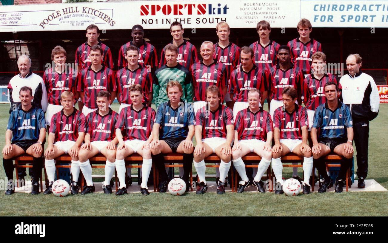 AFC BOURNEMOUT ERSTER MANNSCHAFTSKADER, 1991. HINTERE REIHE, VON LINKS NACH RECHTS, ANDY JONES, GEORGE LAWRENCE, DENNY MUNDEE, SEAN O'DRISCOLL, WAYNE FEREDAY, PAUL MORRELL. MIDLE ROW, JOHN KIRK, KEVIN BOND, MARK MORRIS, ALEX WATSON, VINCE BARTRAM, JOHN WILIAMS, JIMMY QUNN, EFAN EKOKU, DAVID COLEMAN, STEVE HADWICK. VORDERE REIHE. TONY PULIS, STEVE BAKER, MATTHEW HOLMES, KEITH ROWLAND, HARRY REDKNAPP, JIMMY CASE, RICHARD COOKE, SHAUN BROOKS, TERRY SHANAHAN. BILD MIKE WALKER 1991 Stockfoto