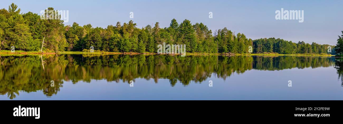 Lake Nokomis in Tomahawk, Wisconsin im Sommer, Panorama Stockfoto