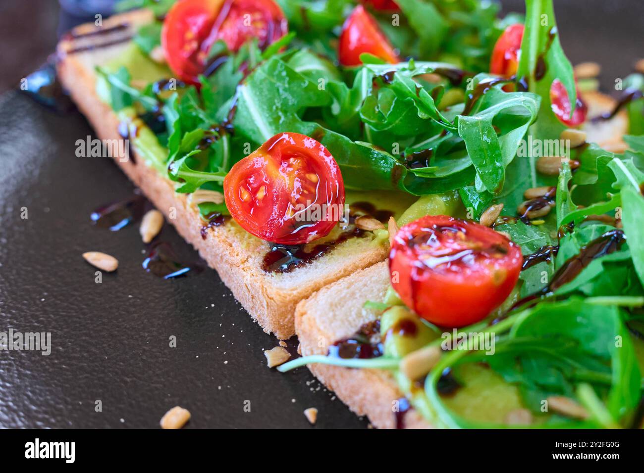 25. August 2024: Frischer Toast mit Avocadocreme, saftigen ...