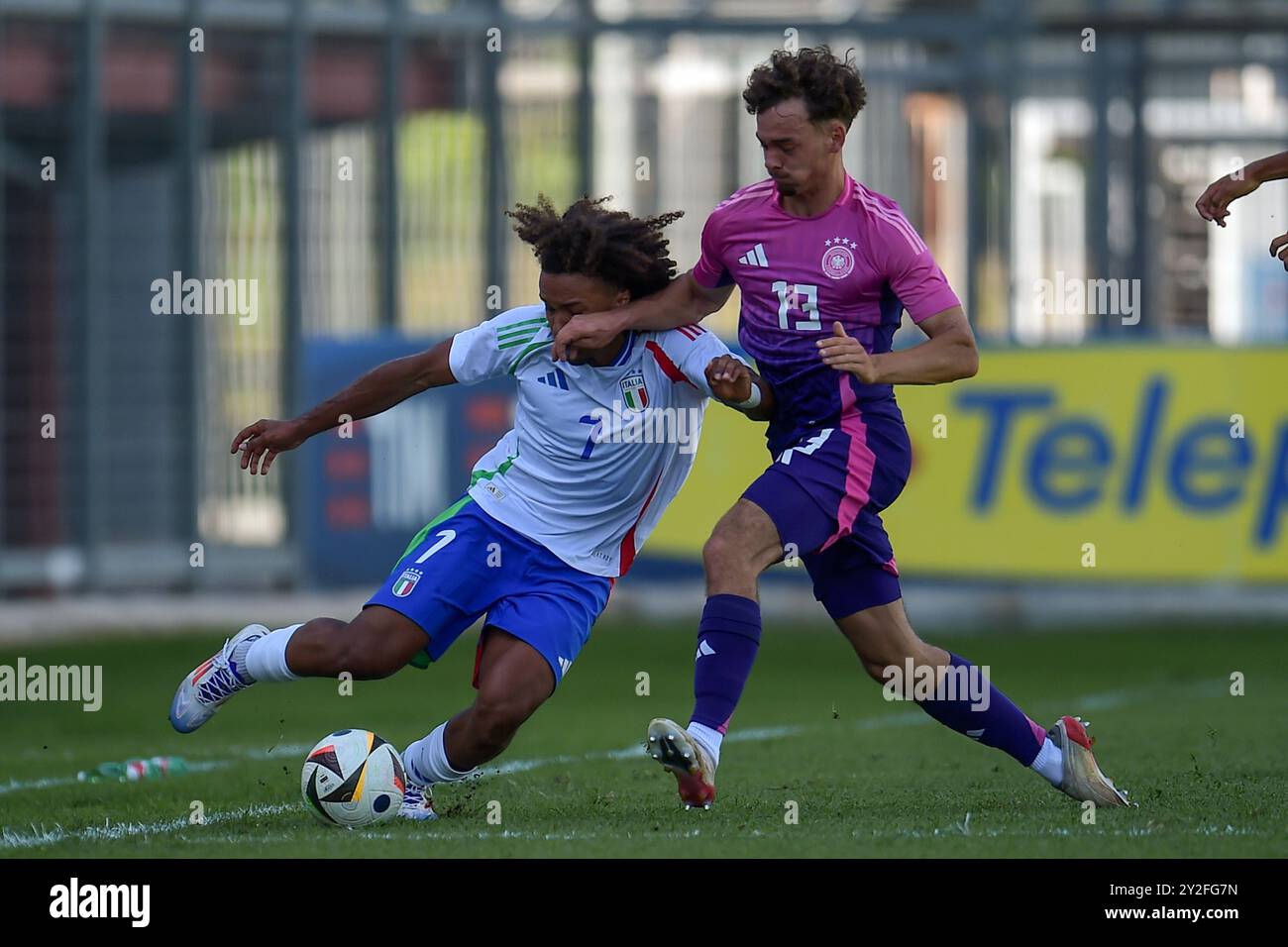 Italias U20 Aaron Ciammaglichella im Kampf gegen den deutschen U20 Aaron Zenhter während des Spiels Elite League Italien U20 - Deutschland U20 im „Manlio Scopigno“-Stadion in Rieti, Italien am 10. september 2024 Stockfoto