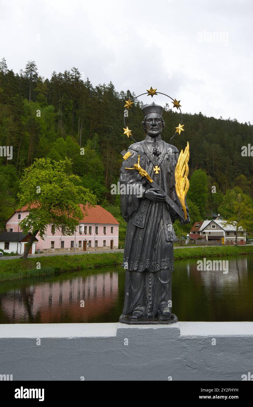 Tschechische Republik, Rožmberk nad Vltavou - 07. Mai 2024: Statue des heiligen Johannes von Nepomuk auf der Brücke über die Moldau. Stockfoto