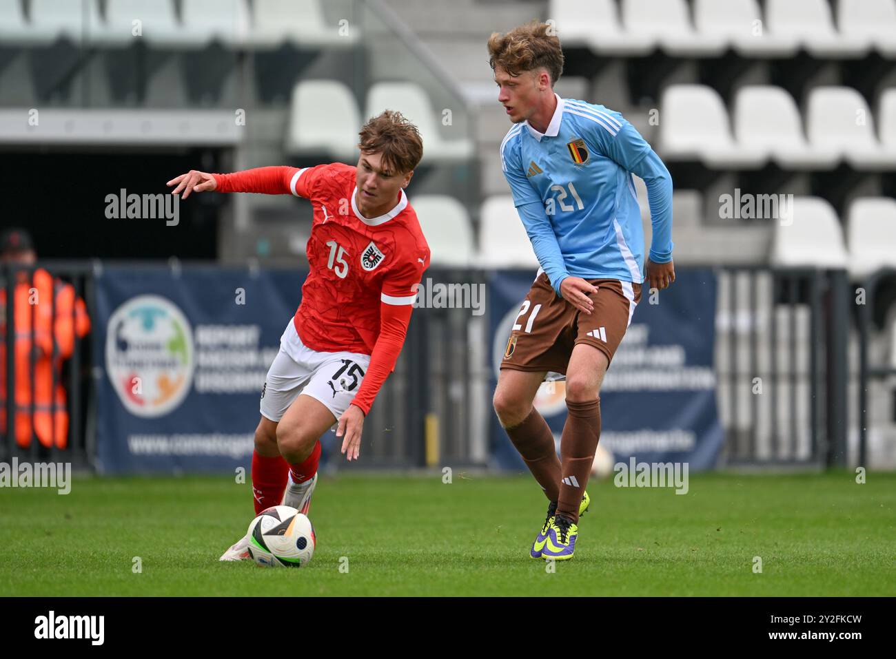 Marcel Stoger (15) von Österreich und Luka Vereecken (21) von Belgien während eines Freundschaftsspiels der U19-Nationalmannschaften Belgiens und Österreichs am Dienstag, den 10. September 2024 in Tubize, Belgien . FOTO SPORTPIX | David Catry Stockfoto