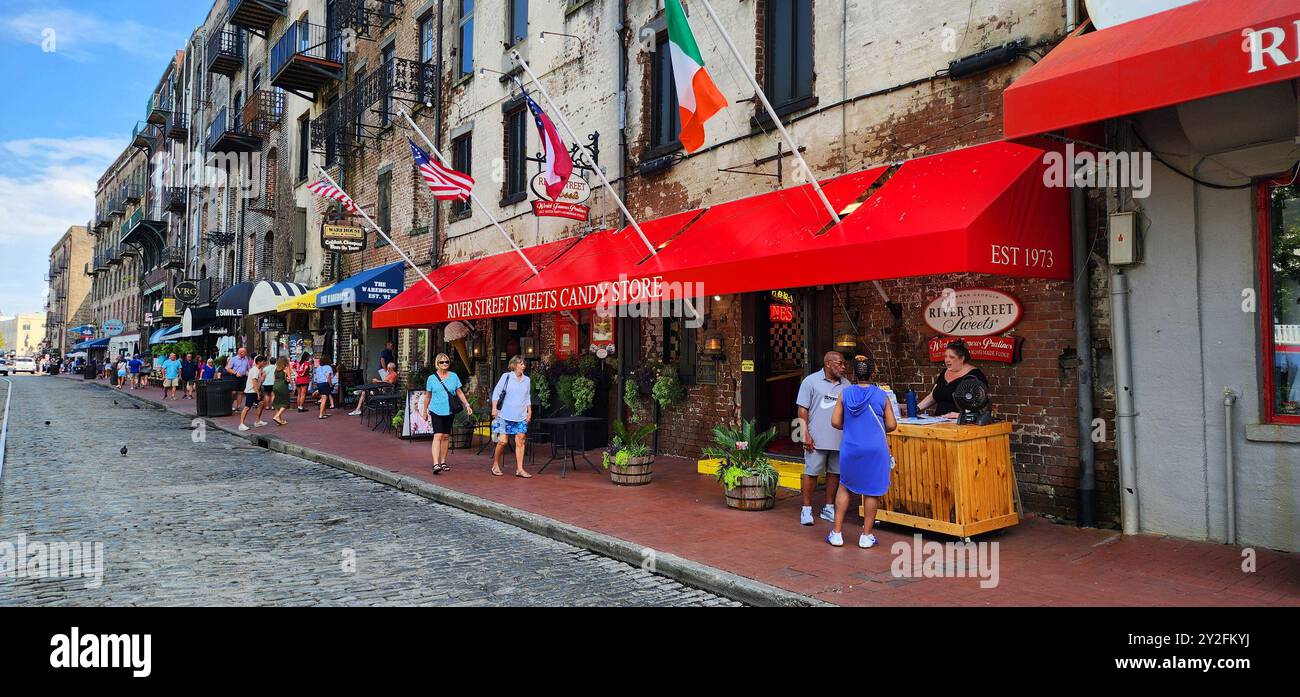 Die Kiste und das berühmte River Street Einkaufsviertel im historischen Stadtzentrum von Savannah, Georgia. Erstellt Am 28. August 2024 Stockfoto