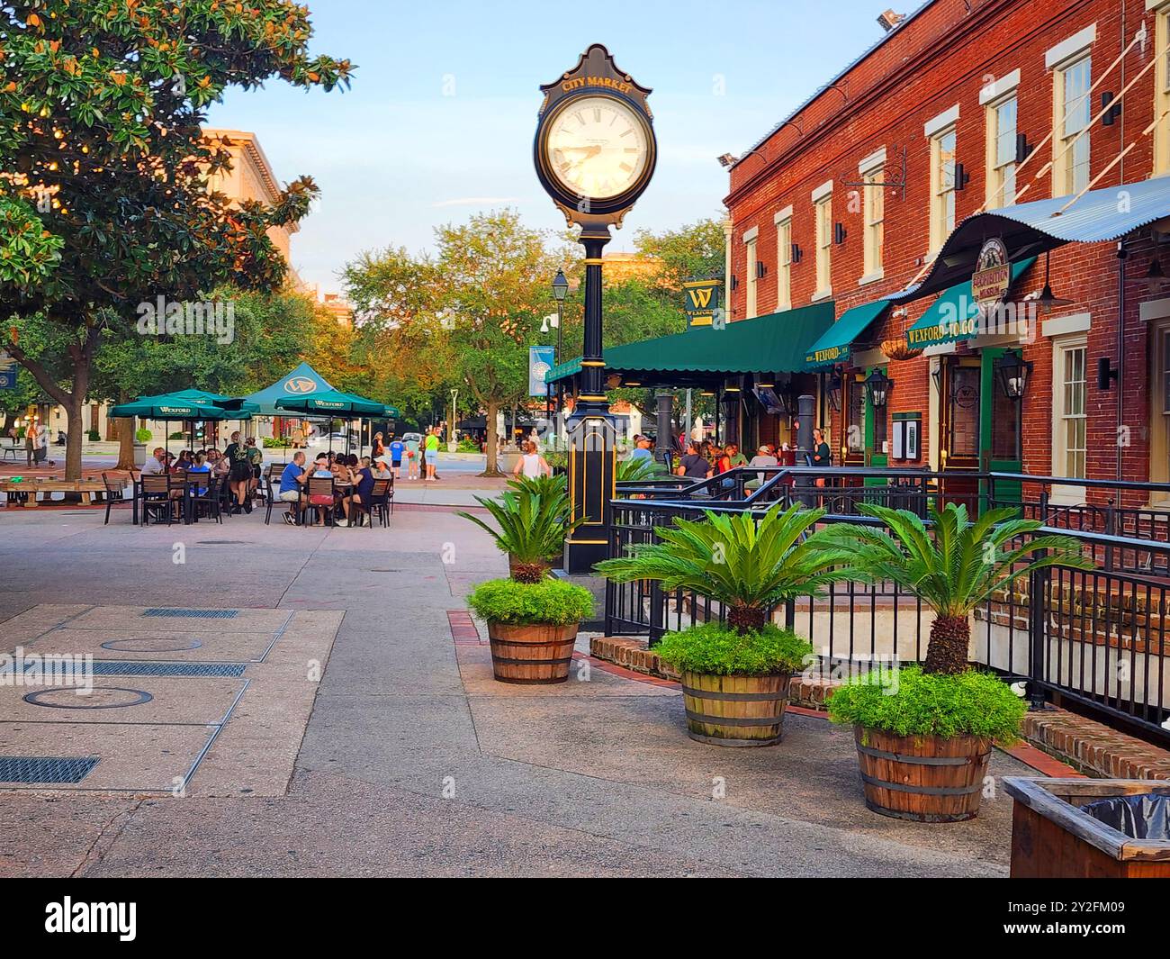 Das malerische und berühmte und beliebte Stadtmarkt Einkaufsviertel im historischen Stadtzentrum von Savannah, Georgia. Erstellt Am 28. August 2024 Stockfoto