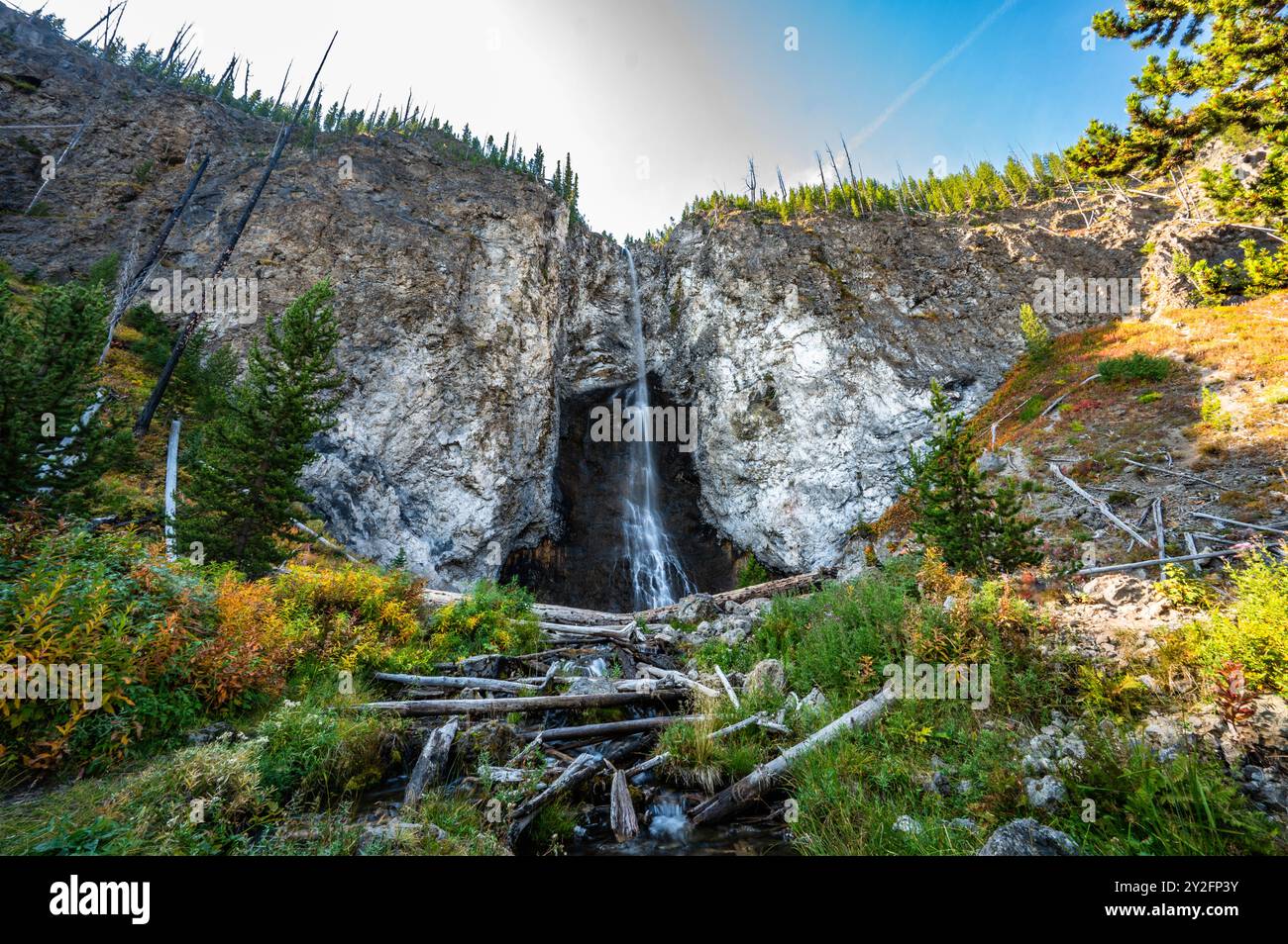 Der Fairy Falls Trail im Yellowstone National Park wandert an einem Herbstnachmittag im Jahr 2024 mit Fotos der Landschaft entlang des Wanderwegs und der Fairy Falls Stockfoto