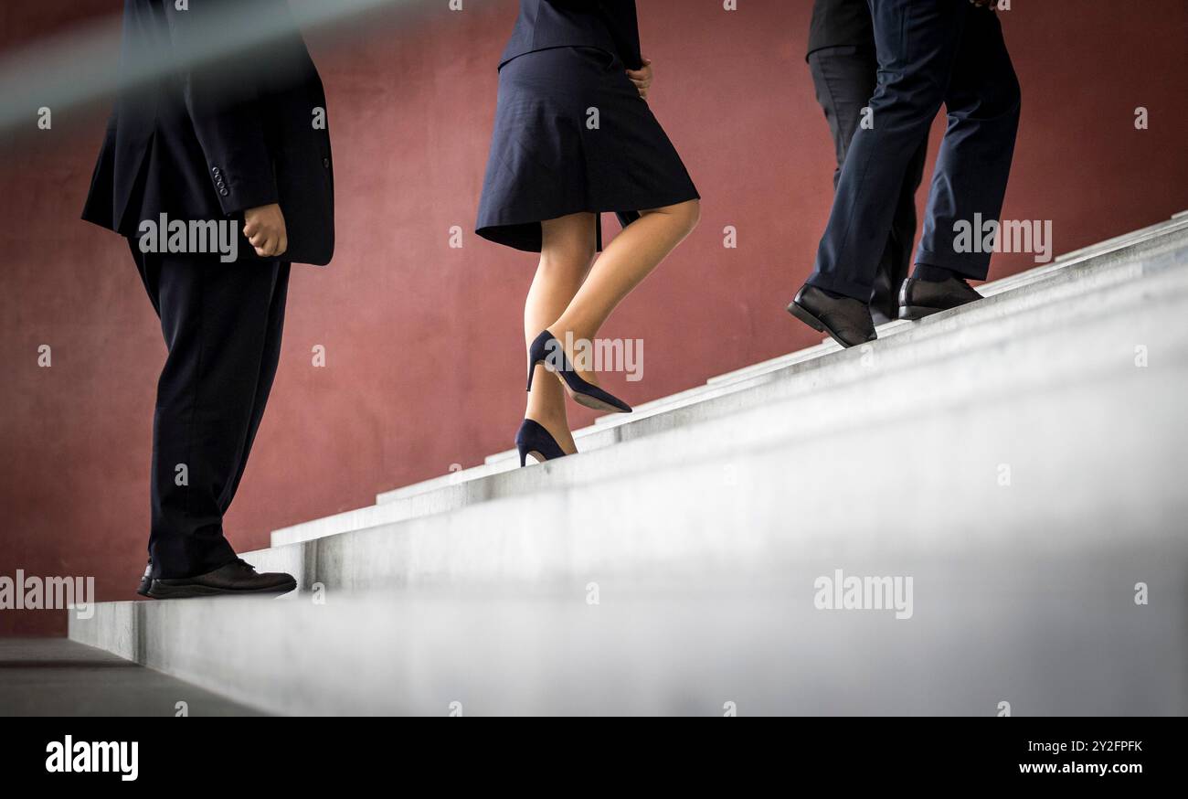 Berlin, Deutschland. Juni 2024. Symbolfoto zum Thema Frauen und Karriere. Eine Frau geht eine Treppe hinauf. Berlin, 29. Juni 2024. Quelle: dpa/Alamy Live News Stockfoto