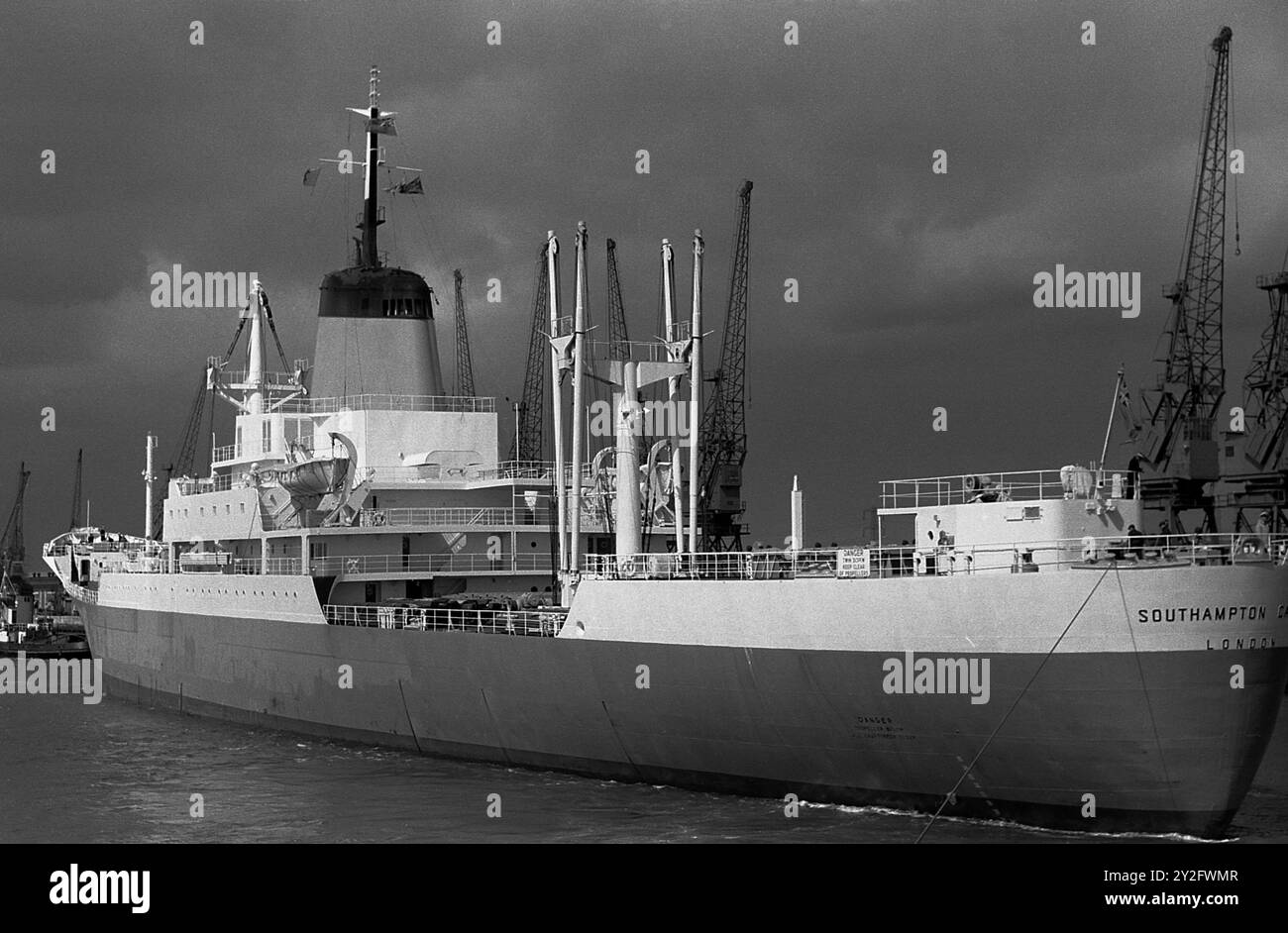 AJAXNETPHOTO. APRIL 1967. SOUTHAMPTON, ENGLAND - KAPPOSTSCHIFF - UNION CASTLE LINER SOUTHAMPTON CASTLE VERLÄSST VOR DER ABFAHRT NACH SÜDAFRIKA DEN ANLEGEPLATZ IN DEN WESTLICHEN DOCKS. FOTO: JONATHAN EASTLAND/AJAX REF:3567703 4A 25 Stockfoto