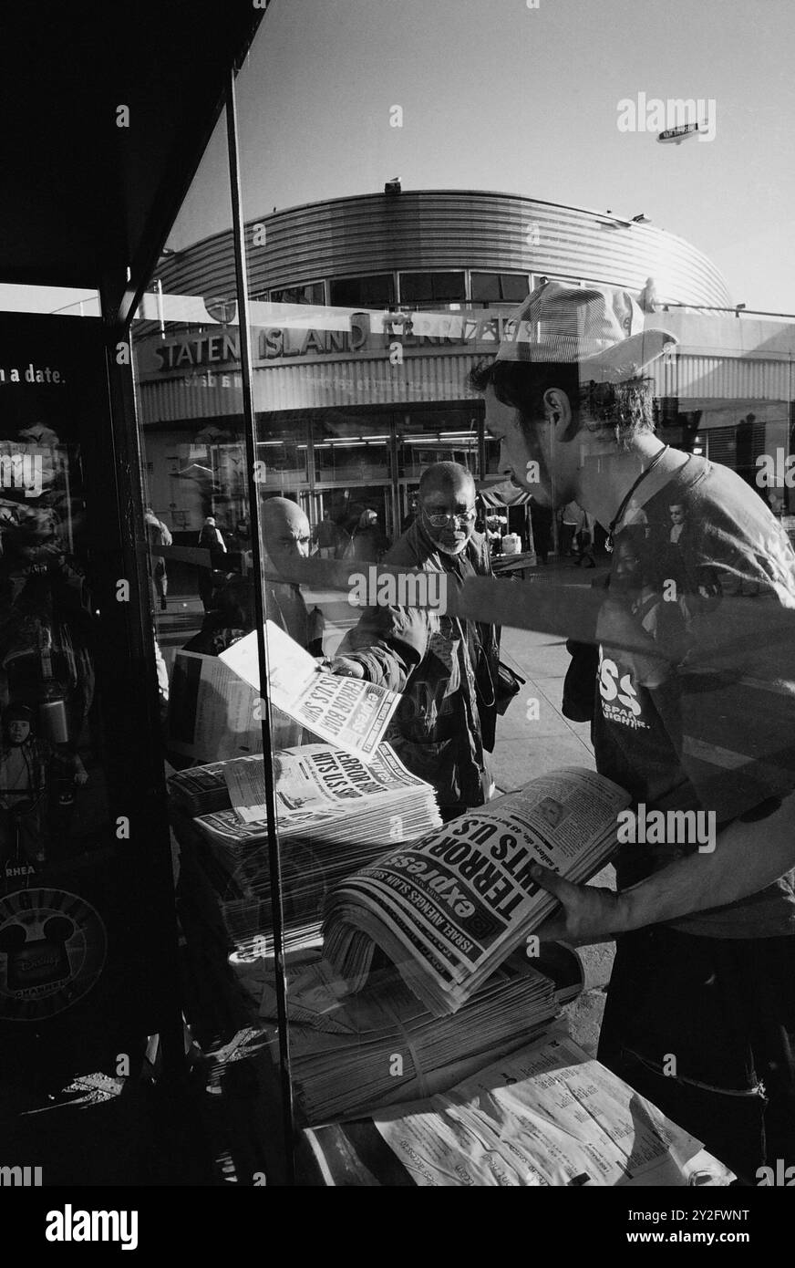 AJAXNETPHOTO. OKTOBER 2000. NEW YORK, USA. - LOWER MANHATTAN - ZEITUNGSSTAND AM FÄHRHAFEN VON STATEN ISLAND. FOTO: JONATHAN EASTLAND/AJAXREF: CD3542BW 16 13. Stockfoto