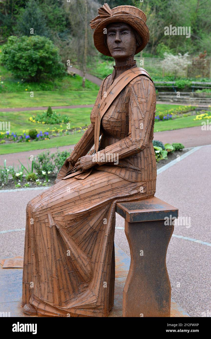 AJAXNETPHOTO. MÄRZ 2023. MORPETH, ENGLAND. - STATUE IM CARLISLE PARK, MORPETH, VON RAY LONSDALE VON DER SUFFRAGETTE EMILY WILDING DAVISON (B1872-D1913), DIE AM 8. JUNI 1913 STARB, NACHDEM SIE VON KING GOERGE V'S PFERD ANMER BEIM DERBY-RENNEN IN EPSOM AM 4. JUNI 1913 GETROFFEN WURDE. FOTO: TONY HOLLAND/AJAX REF:(C)PEO_DAVISON_EMILY_DTH230303_2084 Stockfoto