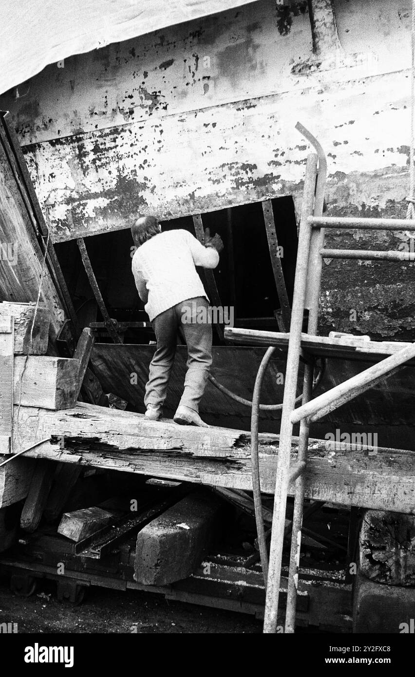 AJAXNETPHOTO. FEBRUAR 1980. WOOLSTON, ENGLAND. - J-KLASSE-YACHT REFIT - DIE J-KLASSE-YACHT VELSHEDA, DIE KÜRZLICH VON TERRY BRABENT ERWORBEN WURDE UND AN IHREM RUMPF UND DECK AUF DER WILMENTS-WERFT REPARIERT WIRD. FOTO: JONATHAN EASTLAND/AJAX. REF:801502 4 Stockfoto