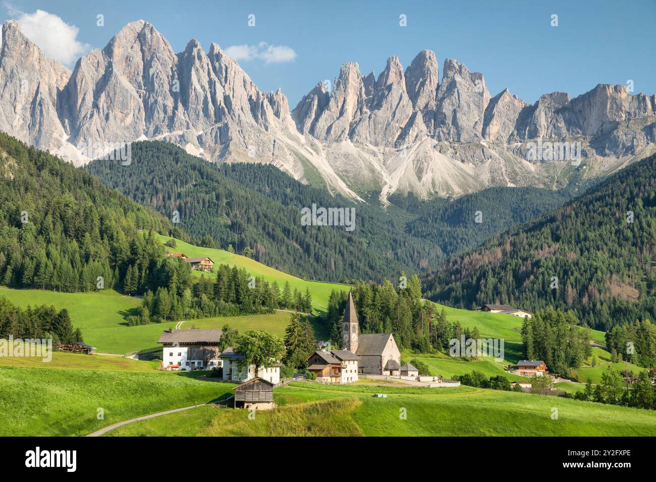 Dolomiten, Italien. Berühmte malerische Landschaft mit Chiesa di Santa Maddalena Stockfoto