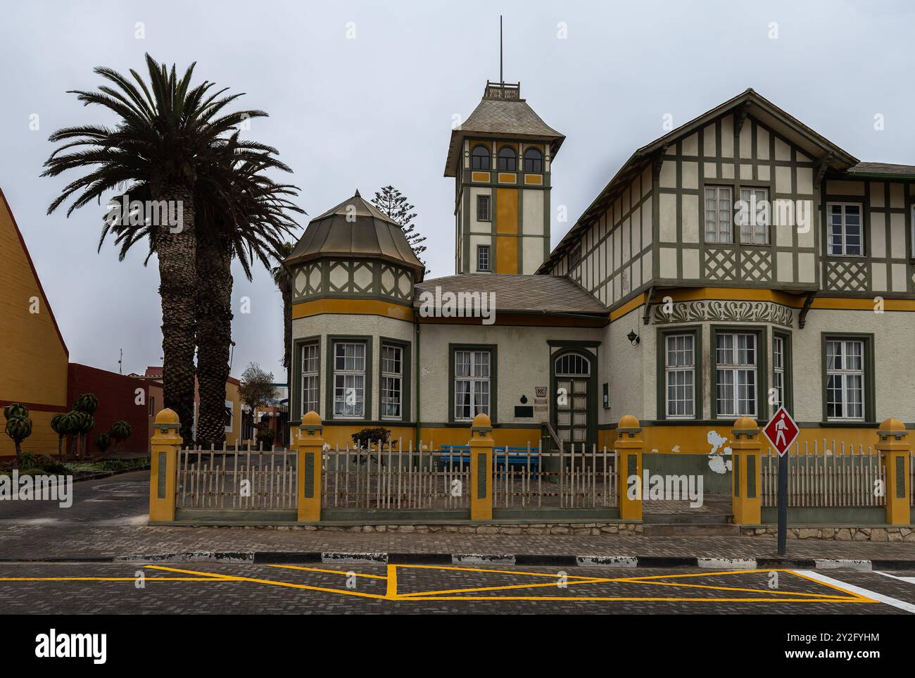 Das historische Woermannhaus mit Turm in Swakopmund, Namibia Stockfoto