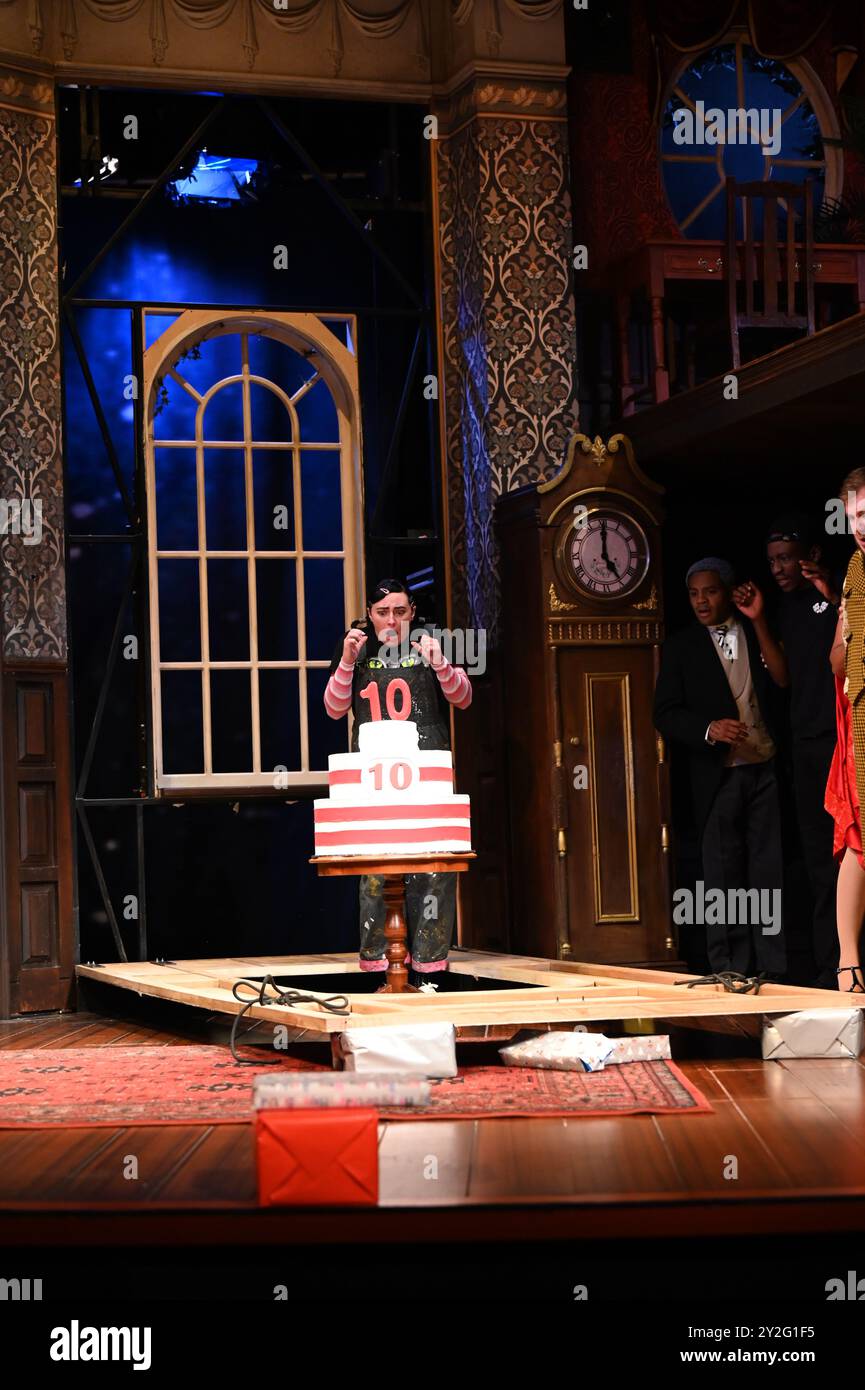 The Play That Goes Wrong, der mit dem Olivier und Tony Award ausgezeichnete Smash-Hit Running at the Duchess Theatre bereitet sich darauf vor, am 10. September ein phänomenales 10-jähriges Bestehen im West End zu feiern. Misschief hat angekündigt, dass über 360 £ 10 Tickets in der ersten Reihe im September veröffentlicht werden. Die Besetzung von The Play That Goes Wrong ist: Jordan Akkaya als Trevor, Daniel Anthony als Dennis, Joe Bolland als Jonathan, Daniel Fraser als Chris, Billie Hamer als Annie, Owen Jenkins als Robert, Jay Olpin als Max und Hannah Sinclair Robinson als Sandra. Stockfoto