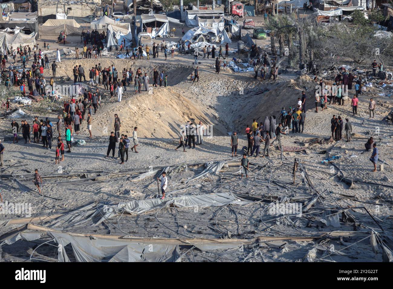 Gaza, Gaza, Palästina. September 2024. Palästinenser suchen nach vermissten Menschen unter den Trümmern, nachdem israelische Luftangriffe mehr als 19 Menschen getötet haben, in einem Lager für Vertriebene im Gebiet Al-Mawasi, das die israelische Besatzungsarmee als Sicherheitszone in Khan Yunis im südlichen Gazastreifen ausgewiesen hat. (Kreditbild: © Saher Alghorra/ZUMA Press Wire) NUR REDAKTIONELLE VERWENDUNG! Nicht für kommerzielle ZWECKE! Stockfoto