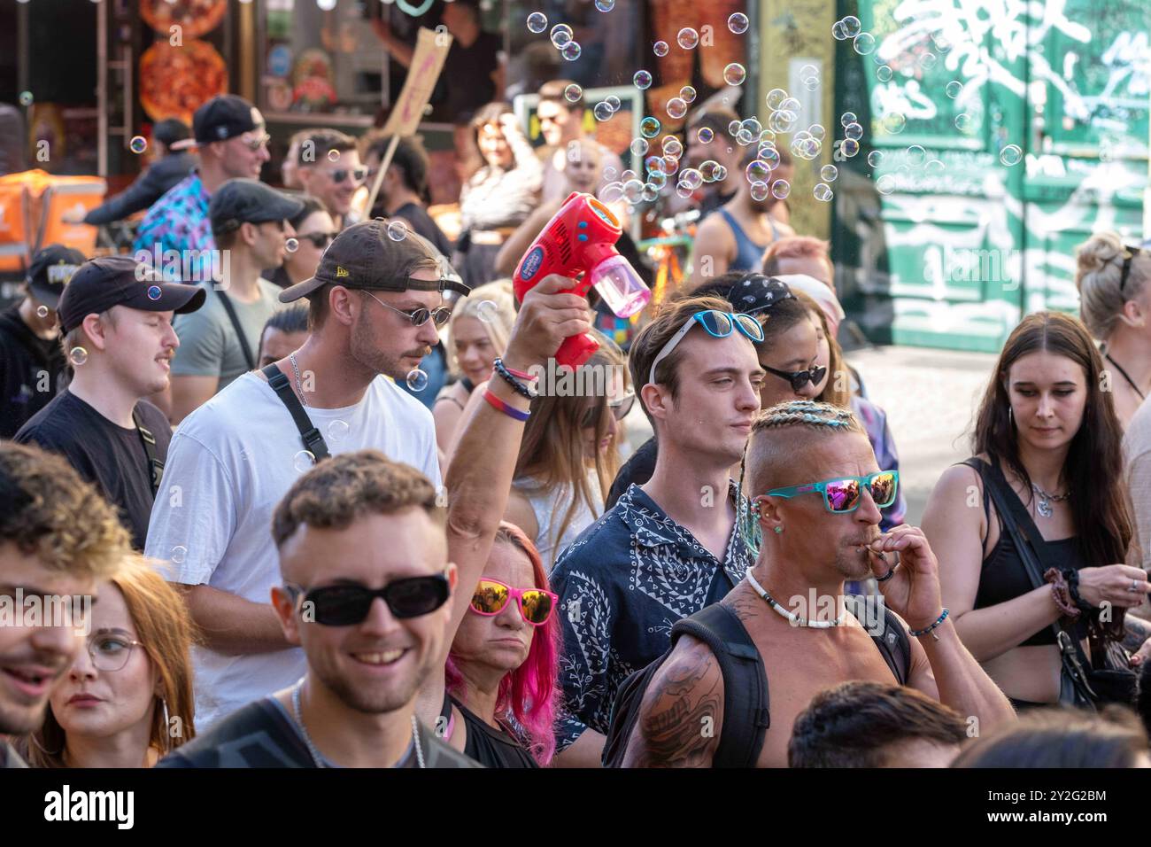 Zug der Liebe 2024 - der politische Rave für mehr Mitgefühl, Nächstenliebe und soziales Engagement zieht unter dem Motto Bässe verbinden durch Berlin. / Parade of Love 2024 - der politische Rave für mehr Mitgefühl, Wohltätigkeit und soziales Engagement bewegt sich unter dem Motto Bass Connects durch Berlin. Zug der Liebe 2024 *** Zug der Liebe 2024 der politische Rave für mehr Mitgefühl, Wohltätigkeit und soziales Engagement bewegt sich durch Berlin unter dem Motto Bass Connections Parade of Love 2024 der politische Rave für mehr Mitgefühl, Wohltätigkeit und soziales Engagement bewegt sich durch Berlin unter dem Motto Bass Connect Stockfoto