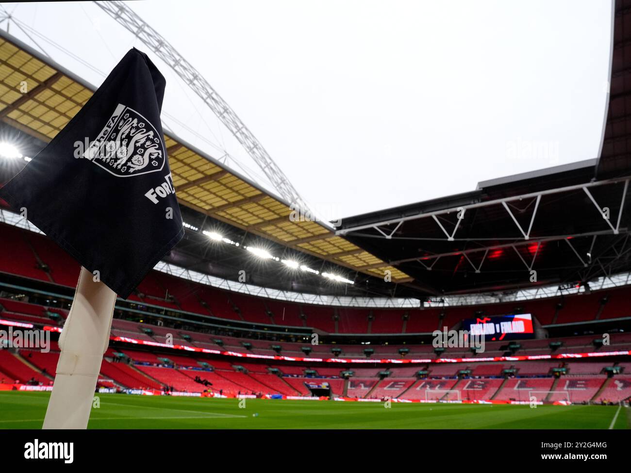 Eine schwarze Eckfahne zum Gedenken an den verstorbenen Sven-Goran Eriksson vor dem Spiel der UEFA Nations League Gruppe B2 im Wembley Stadium in London. Bilddatum: Dienstag, 10. September 2024. Stockfoto