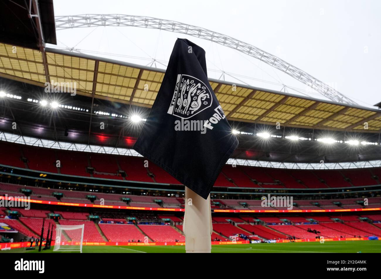 Eine schwarze Eckfahne zum Gedenken an den verstorbenen Sven-Goran Eriksson vor dem Spiel der UEFA Nations League Gruppe B2 im Wembley Stadium in London. Bilddatum: Dienstag, 10. September 2024. Stockfoto