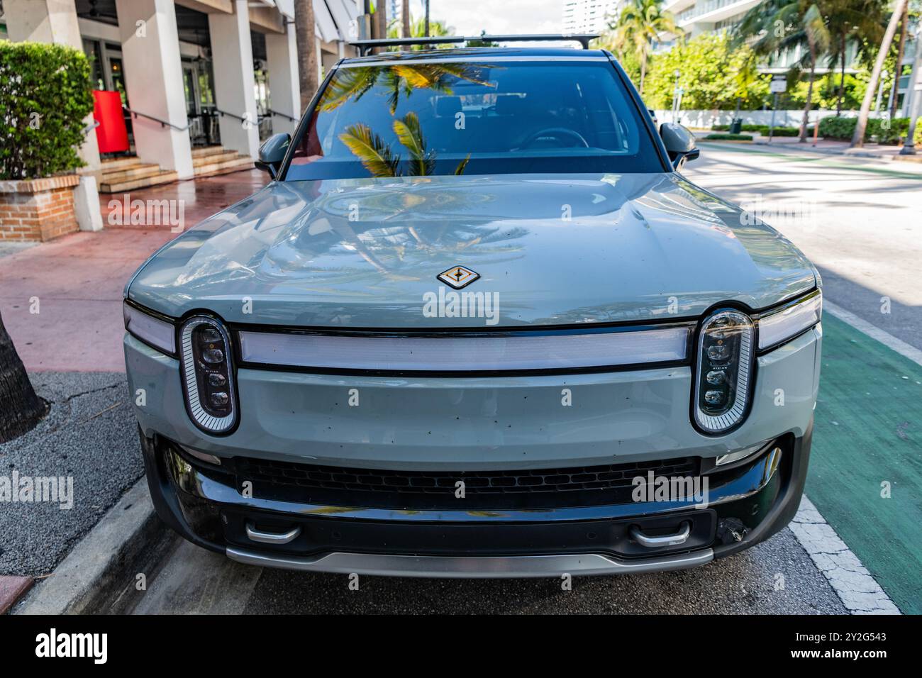 Miami Beach, Florida USA - 9. Juni 2024: Rivian R1S Adventure Quad Motor am miami Beach. Rivian R1S hellgraublau. Stockfoto