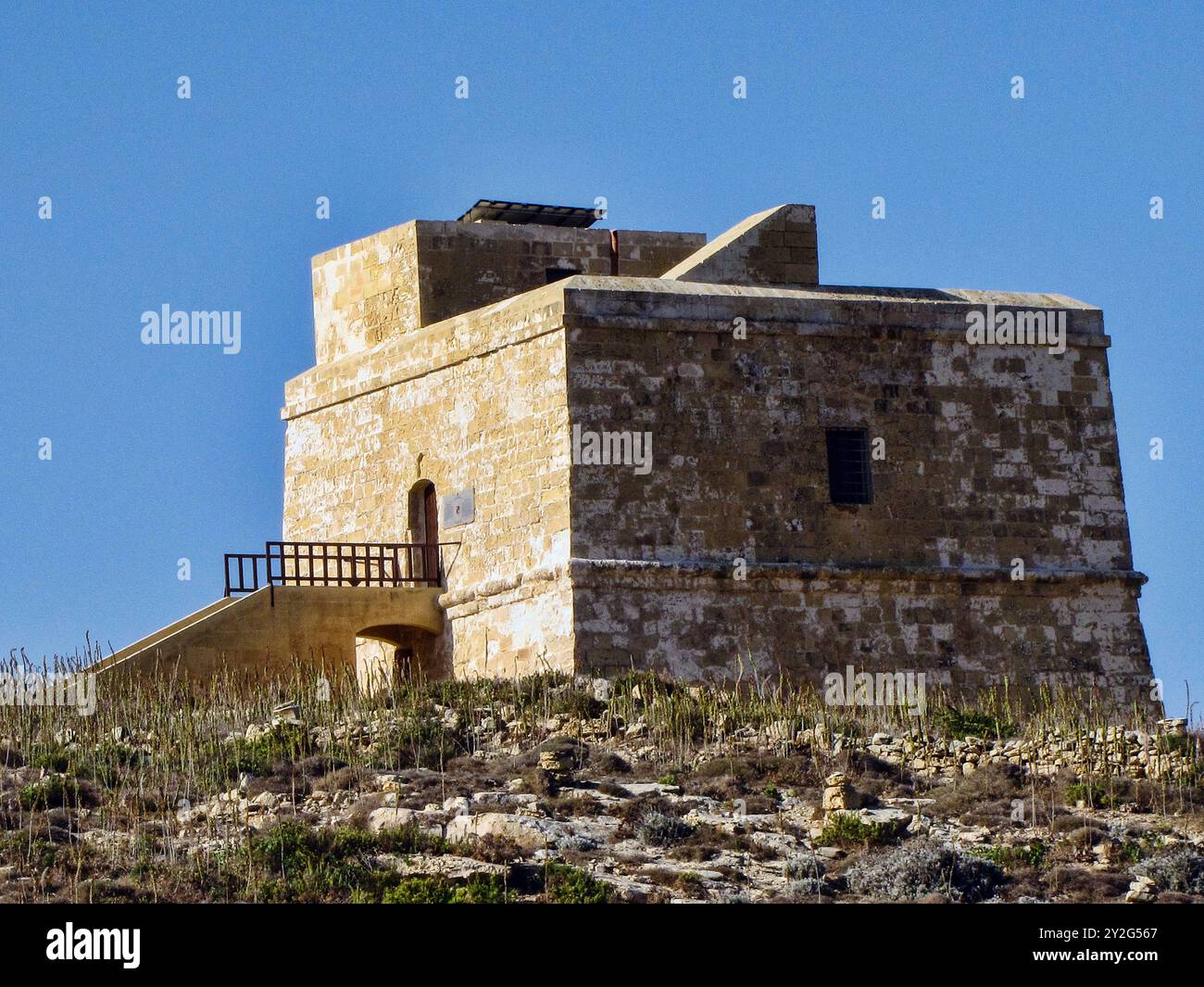 Zeitlose Ruinen heben die antike Architektur hervor und enthüllen den historischen öffentlichen Küstenturm der Dwejra Bay, Gozo Stockfoto