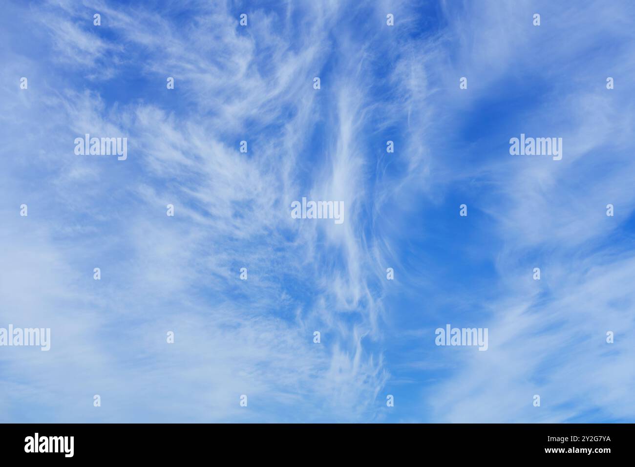 Blauer Himmel mit Zirruswolken, hohe Wolke aus Eiskristallen im Sommer Stockfoto