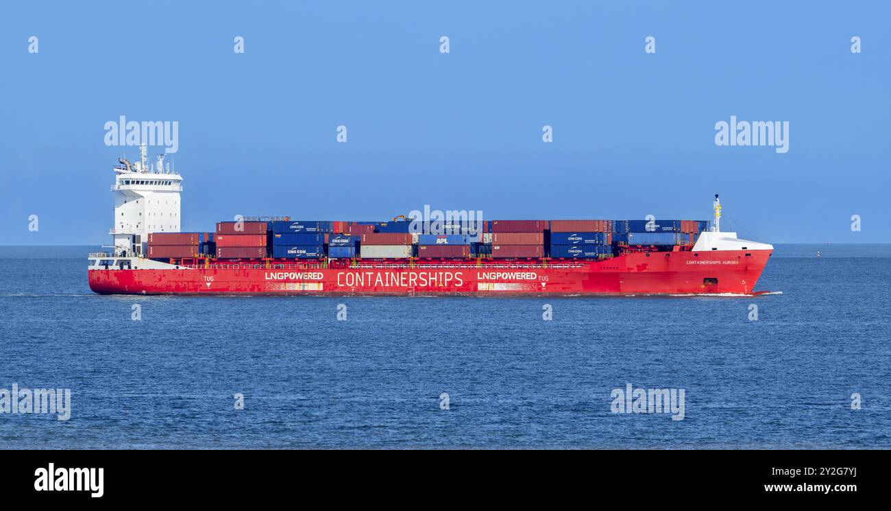 LNG-betriebene Containerschiffe / Containerschiffe Aurora, die unter der Flagge Zyperns fahren und mit Containern beladen sind Stockfoto