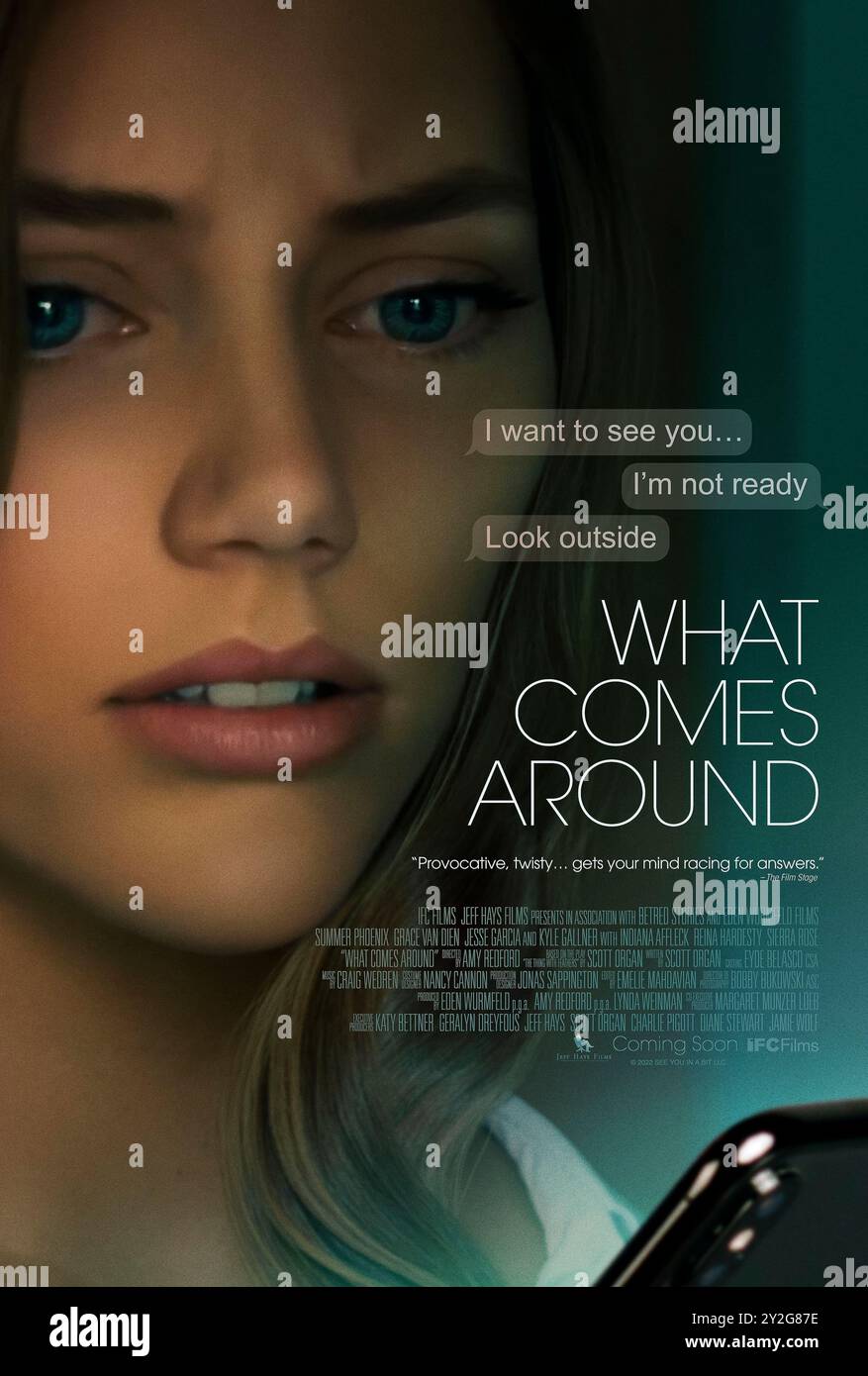 What Comes Around (2022) von Amy Redford mit Grace Van Dien, Summer Phoenix und Kyle Gallner. Die Online-Romantik einer jungen Frau verwandelt sich in ein gefährliches Spiel der Manipulation und Täuschung. US-Poster mit einem Blatt ***NUR FÜR REDAKTIONELLE ZWECKE*** Credit: BFA / IFC Films Stockfoto