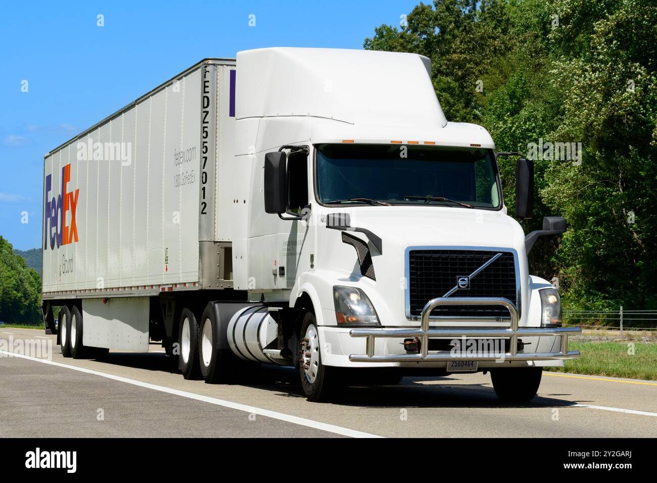 Knoxville, Tennessee, USA – 20. August 2024: Horizontale Aufnahme eines FedEx Ground-achtzehn-Radfahrers, der über einen interstate Highway rollte. Hea Stockfoto
