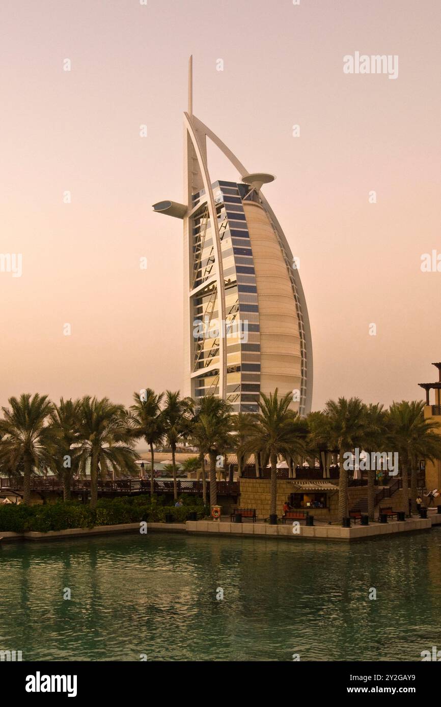 Das Burj al-Arab Hotel von der Terrasse des Jumeirah Hotels (Dubai - Vereinigte Arabische Emirate) Stockfoto