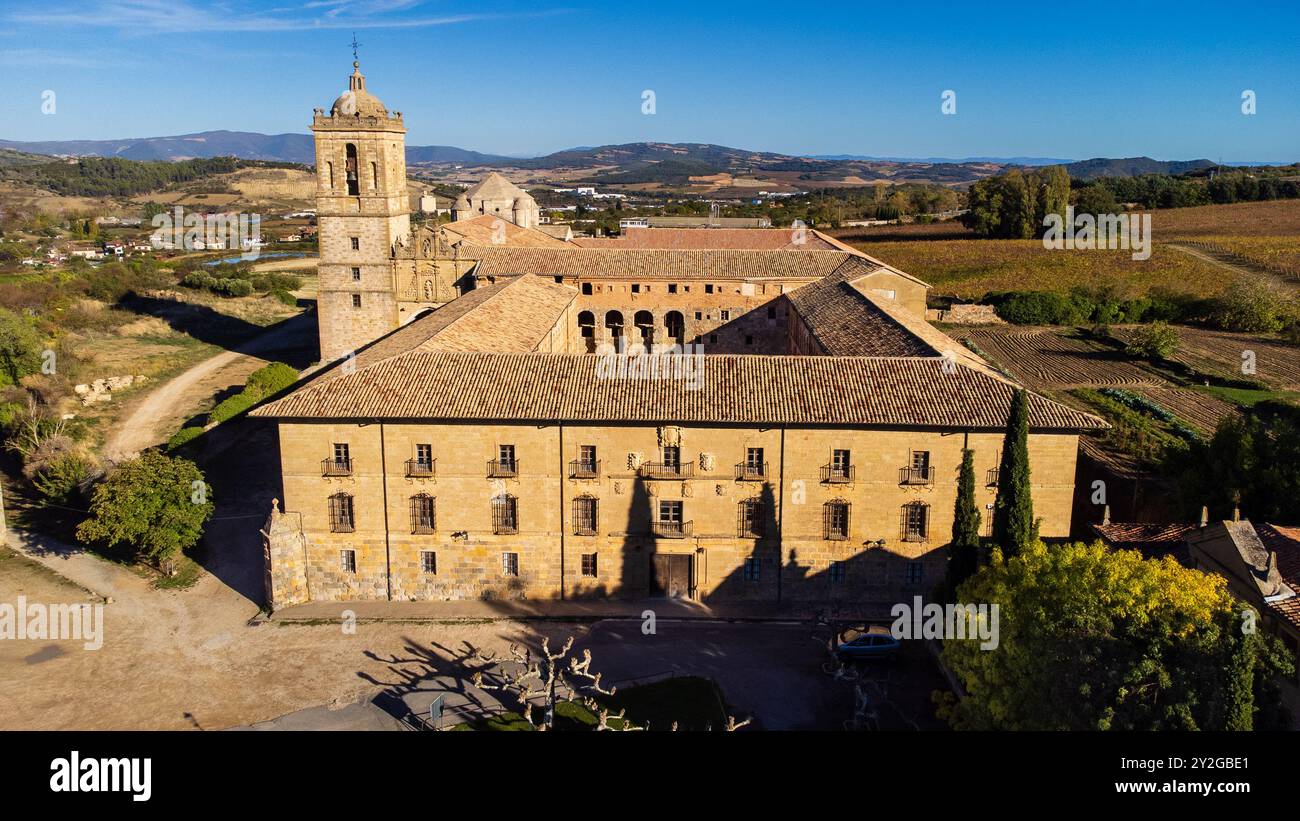 Blick aus der Vogelperspektive auf den architektonischen Komplex Santa María la Real de Irache, ehemaliges Benediktinerkloster in der Stadt Ayegui, Navarra, Spanien. Stockfoto