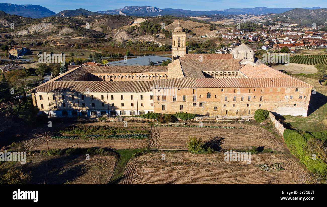 Blick aus der Vogelperspektive auf den architektonischen Komplex Santa María la Real de Irache, ehemaliges Benediktinerkloster in der Stadt Ayegui, Navarra, Spanien. Stockfoto