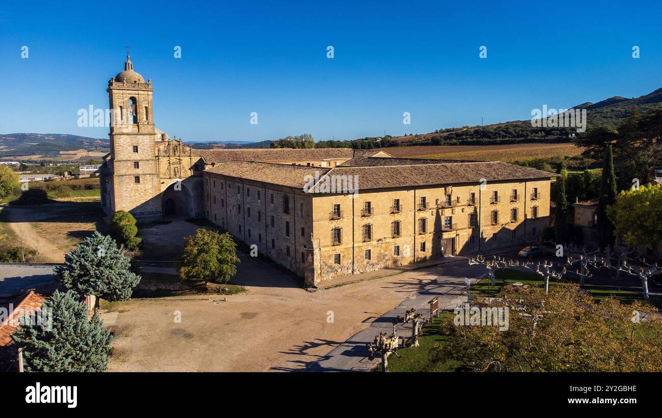 Blick aus der Vogelperspektive auf den architektonischen Komplex Santa María la Real de Irache, ehemaliges Benediktinerkloster in der Stadt Ayegui, Navarra, Spanien. Stockfoto