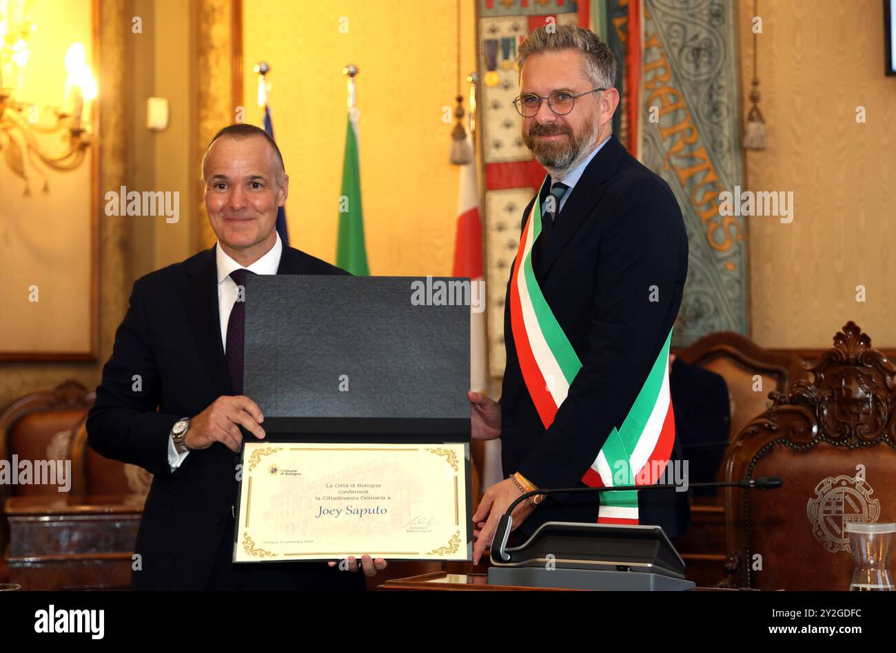 Bologna, Italien. September 2024. Bologna, Italia - Cronaca - 10 Settembre 2024 - Conferimento cittadinanza onoraria della città di Bologna a a Joey Saputo, proprietario e presidente della squadra di calcio Bologna FC. - (Foto Michele Nucci/LaPresse) News - Bologna, Italien - 10. September 2024 - Verleihung der Ehrenbürgerschaft der Stadt Bologna an Joey Saputo, Inhaber und Präsident der Fußballmannschaft des FC Bologna - (Foto Michele Nucci/LaPresse) Credit: LaPresse/Alamy Live News Stockfoto