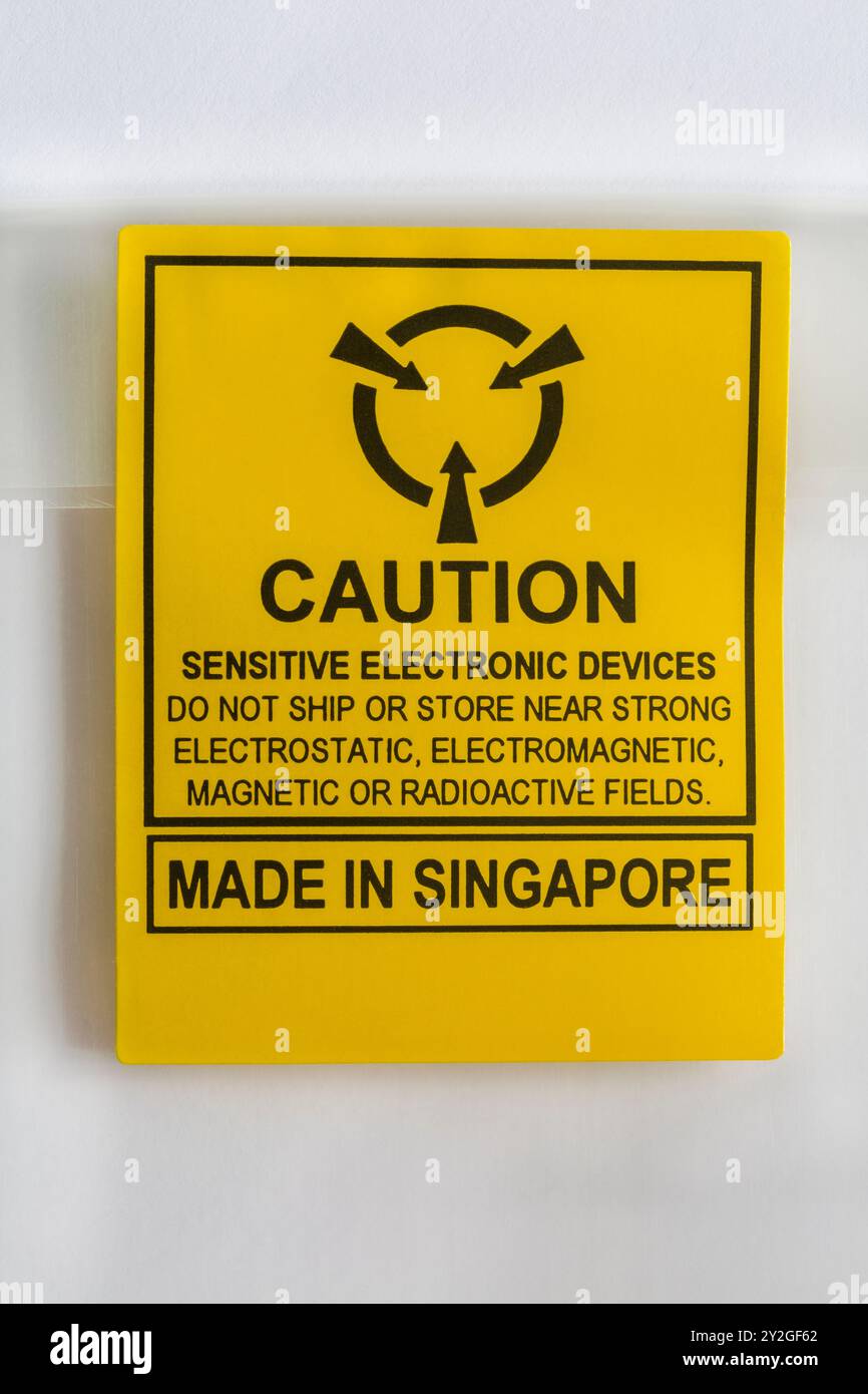 Achtung Etikett für empfindliche elektronische Geräte auf der antistatischen Tasche hergestellt in Singapur - nicht in der Nähe starker elektrostatischer elektromagnetischer Störungen versenden oder lagern Stockfoto